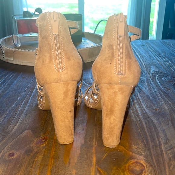 Tan High heels - Picture 3 of 4